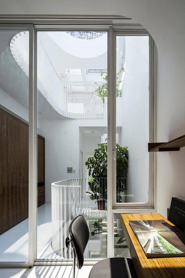 Căn nhà 4 tầng có giếng trời thông thoáng độc đáo với diện tích 42m2.