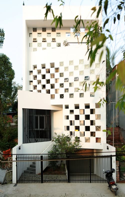 Mẫu nhà 3 tầng có hầm xe tiện nghi cùng mặt tiền độc đáo.