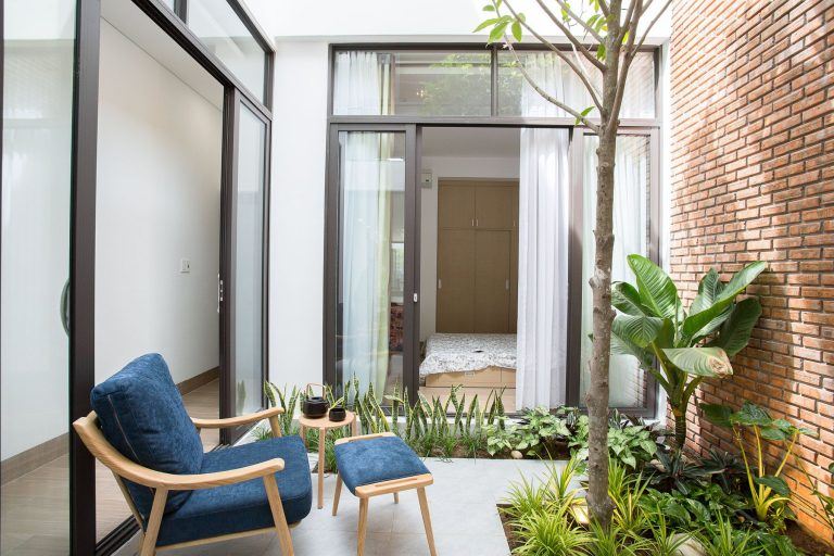 Mê đắm với căn nhà ống 2 tầng 100m2 thông thoáng tràn ngập sắc xanh.